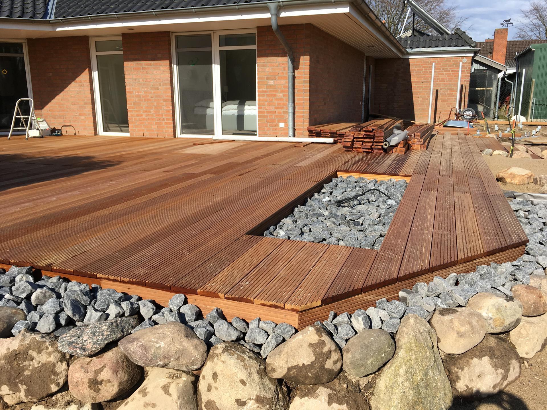 Holzterrasse mit Steinen