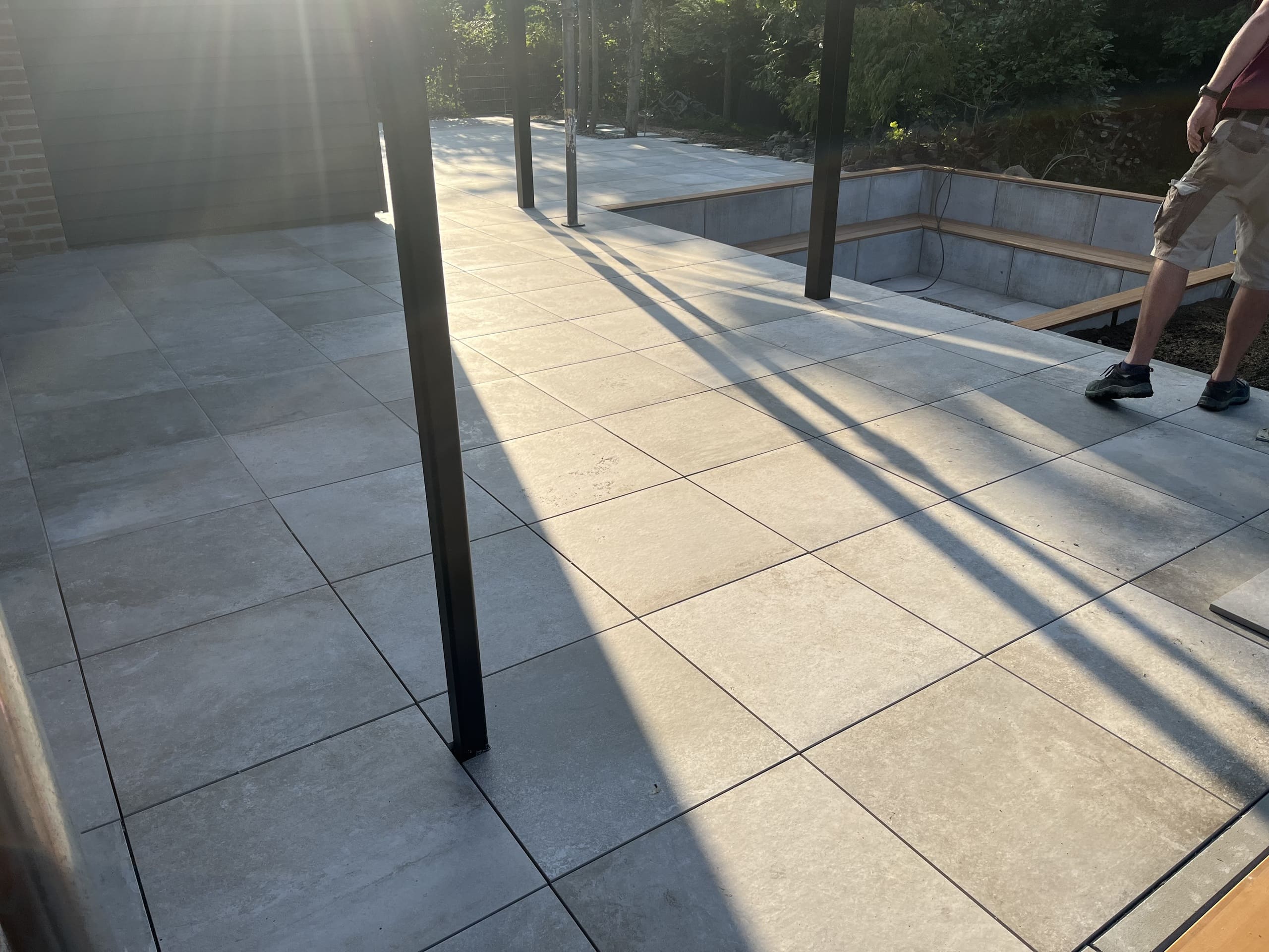 Sonne scheint auf Steine Terrasse