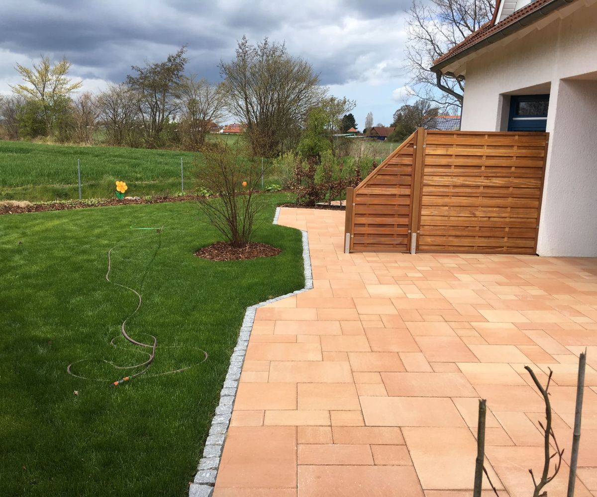 Terrasse mit Garten