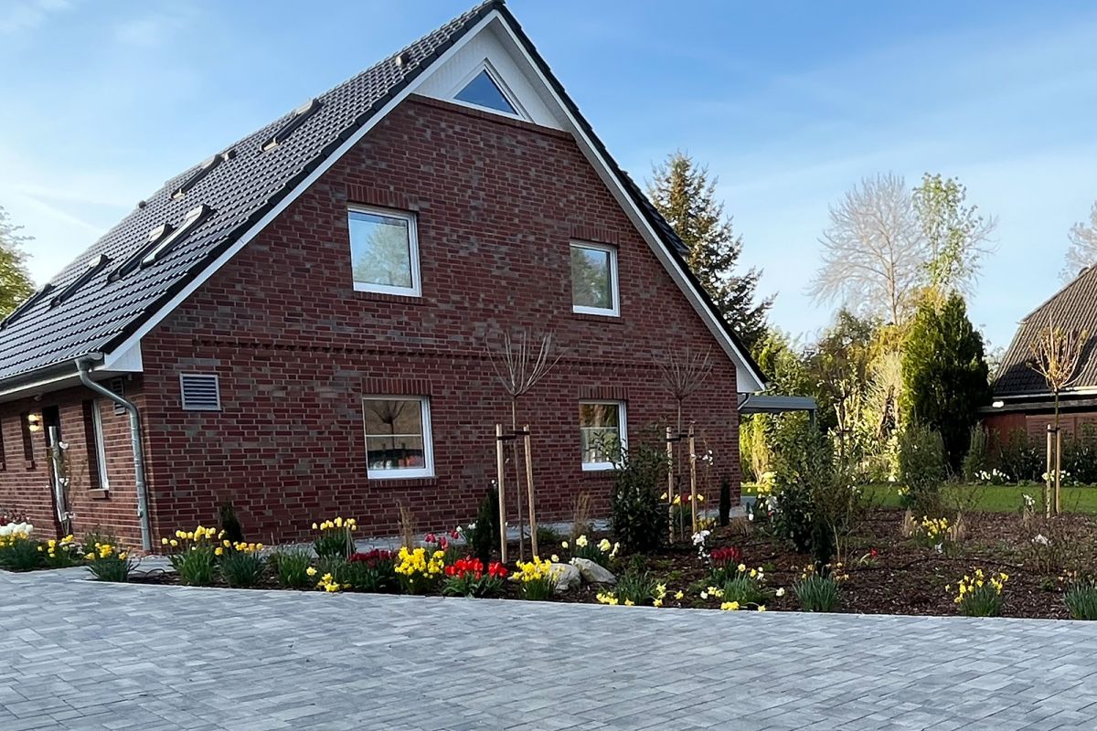 Haus mit Einfahrt, Straße und Garten
